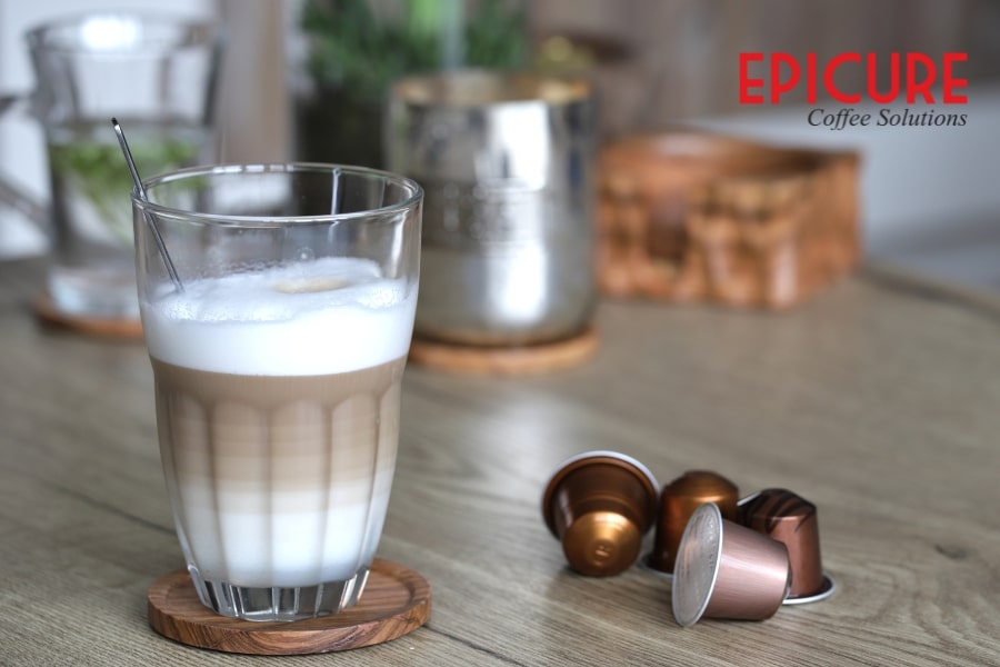 Đơn giản khi tạo món uống latte nóng từ cà phê viên nén