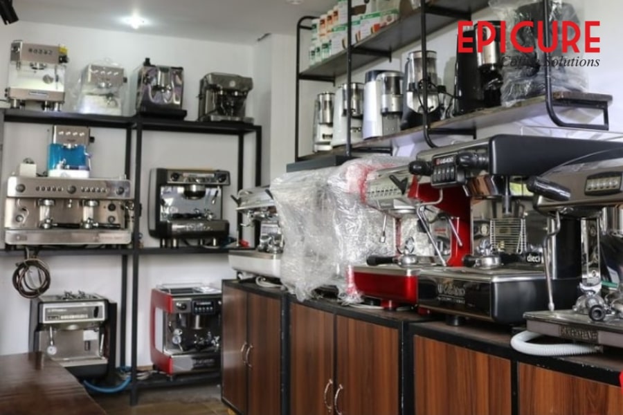 Kho máy pha cà phê đã qua sử dụng được chất đống