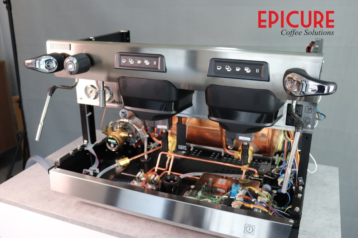 Một chiếc máy pha cà phê đã qua sử dụng chính hãng được vệ sinh lại từ Epicure Vina